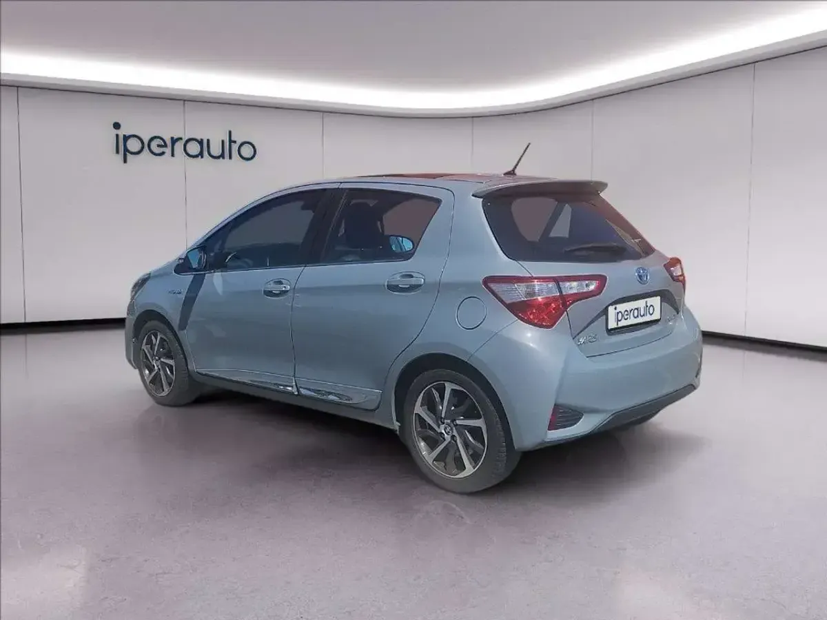 Usata Toyota Yaris Hybrid Style 101 CV (74 kW) 2018 Grigio Berlina