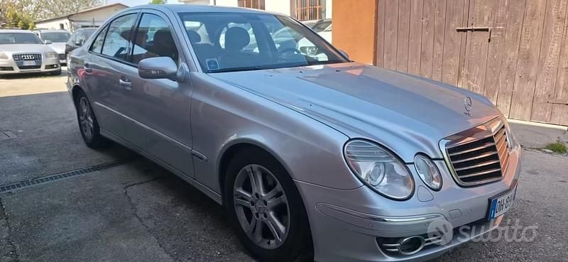 Usata Mercedes E220 Avantgarde 170 CV (125 kW) 2007 Grigio Berlina