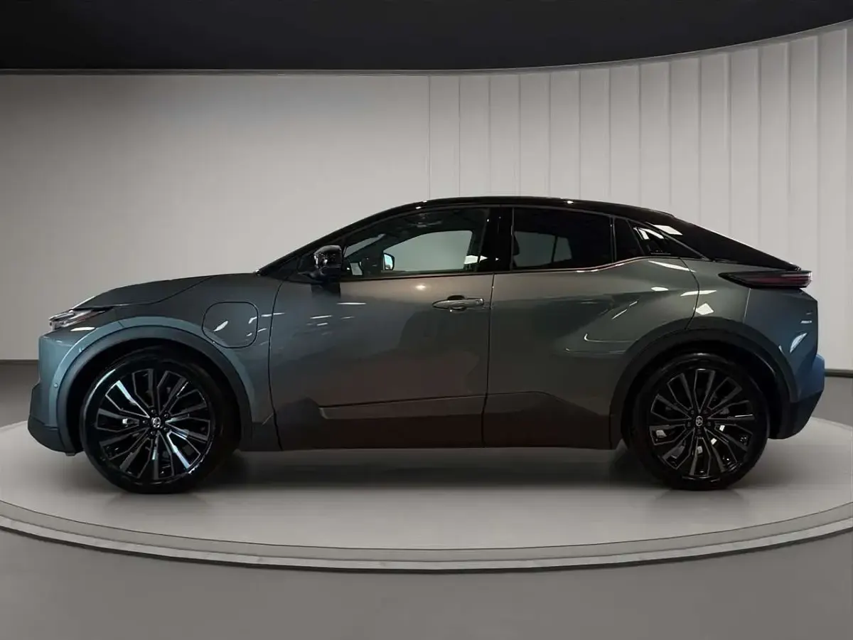 Nuova Toyota C-HR+ Premium 252 kW (343 CV) 2026 Cement grey & black SUV