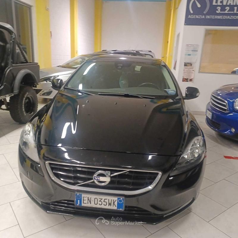 Usata Volvo V40 114 CV (83 kW) 2012 Nero Utilitaria