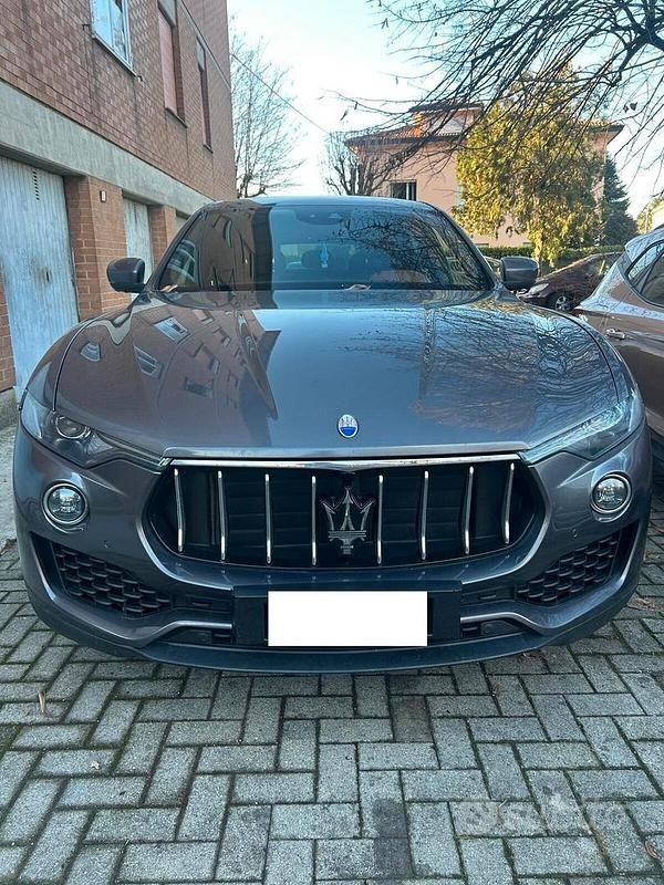 Grigio Usata 2017 Maserati Levante SUV | 33.900 € (Molto cara) - Immagine 1/4