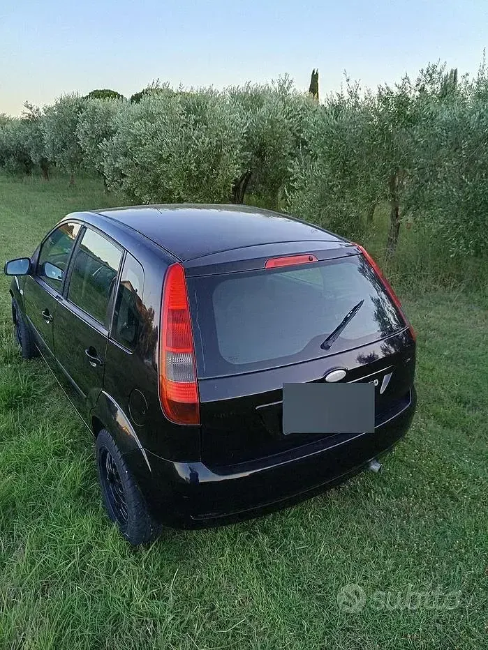 Usata Ford Fiesta 68 CV (50 kW) 2005 Nero Utilitaria