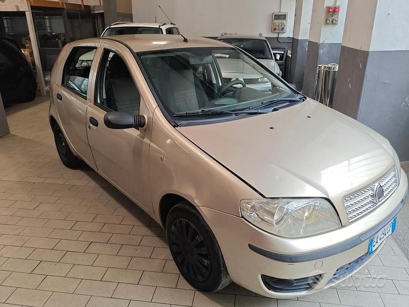 Usata Fiat Punto Active 59 CV (43 kW) 2009 Marrone Berlina