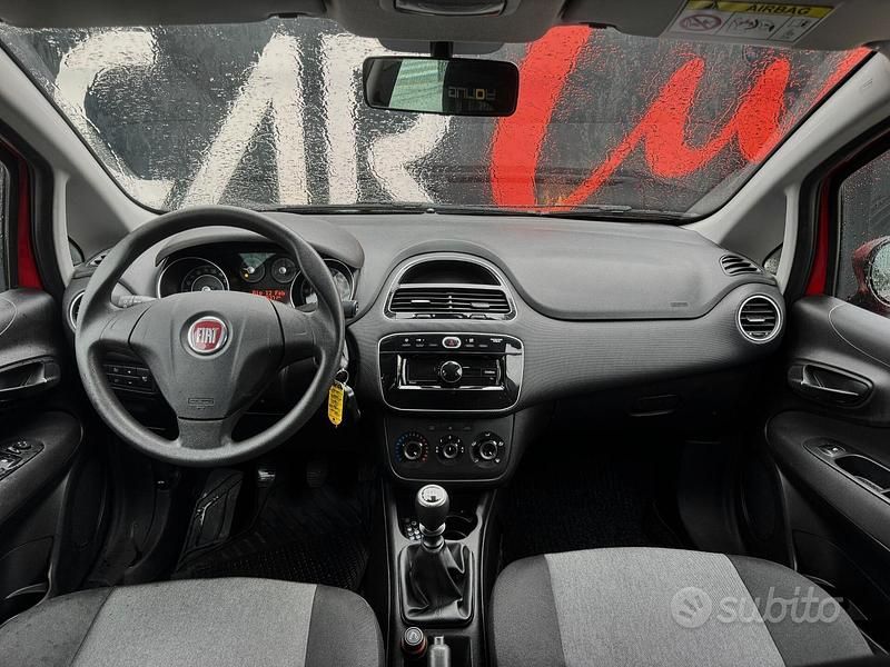 Usata Fiat Punto Young 69 CV (50 kW) 2014 176 rosso Utilitaria