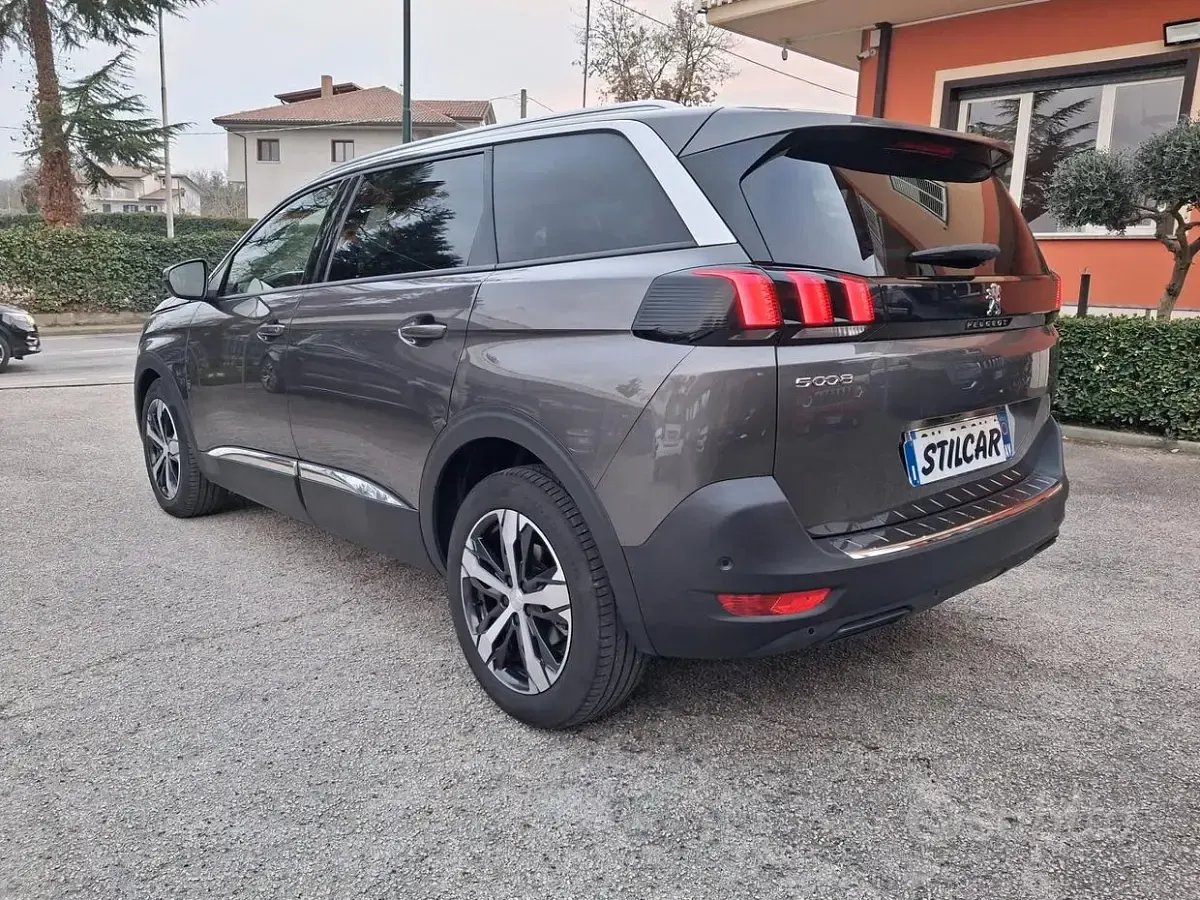 Usata Peugeot 5008 Allure 131 CV (96 kW) 2022 Grigio SUV