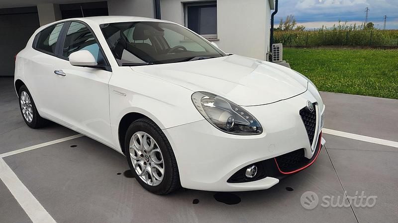 Bianco Usata 2018 Alfa Romeo Giulietta Tech Edition Tre volumi | 12.500 € (Buon prezzo) - Immagine 1/4