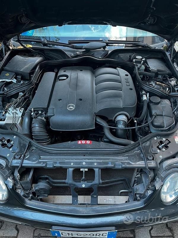 Usata Mercedes E220 150 CV (110 kW) 2005 Grigio Berlina
