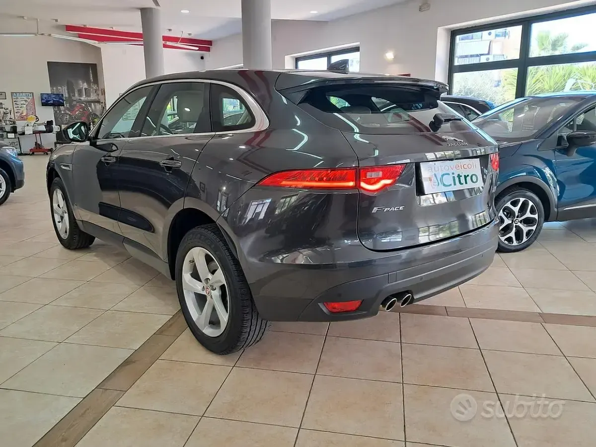 Begagnad Jaguar F-Pace Prestige 180 HK (132 kW) 2018 Grå SUV
