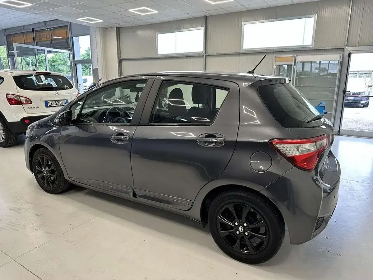 Usata Toyota Yaris Active 72 CV (52 kW) 2019 Grigio Berlina