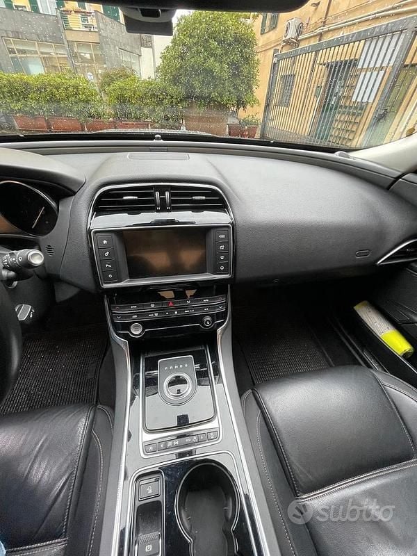 Usata Jaguar XE 200 CV (147 kW) 2017 Grigio Berlina