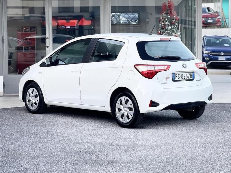 Usata Toyota Yaris Hybrid 73 CV (53 kW) 2018 Bianco Berlina