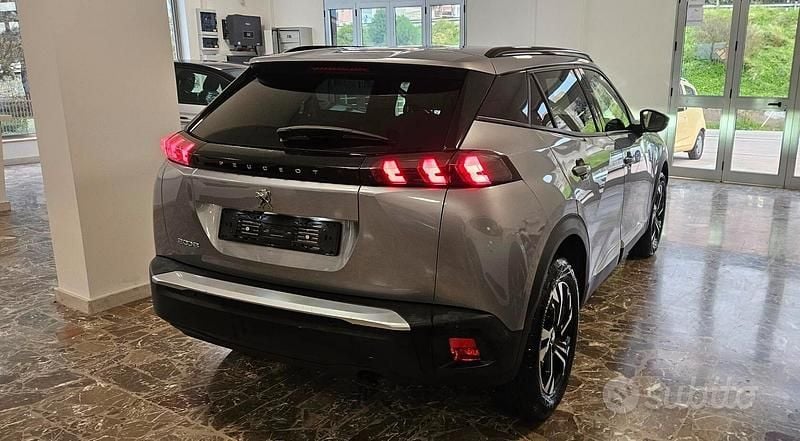 Usata Peugeot 2008 Allure 100 CV (73 kW) 2023 Grigio SUV
