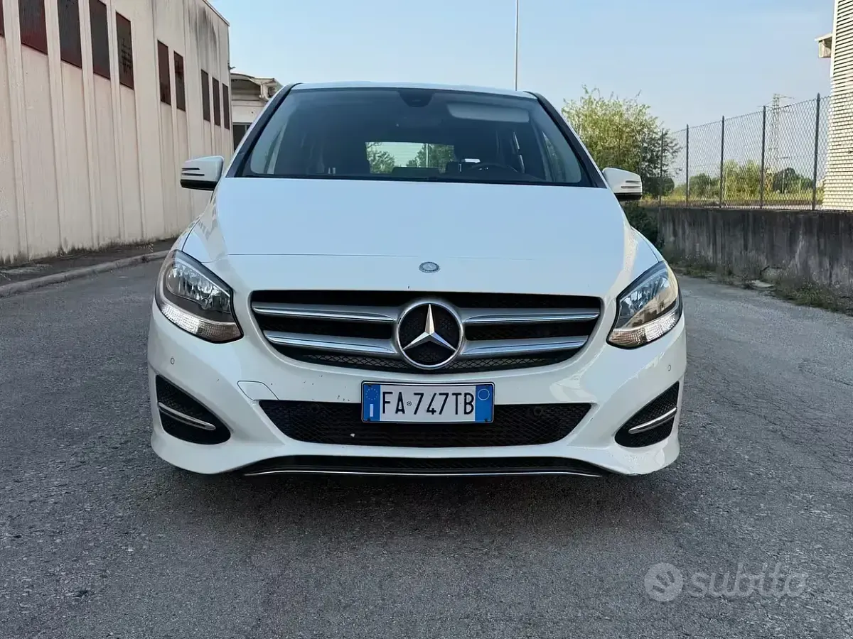 Usata Mercedes A180 Premium 109 CV (80 kW) 2015 Bianco Utilitaria