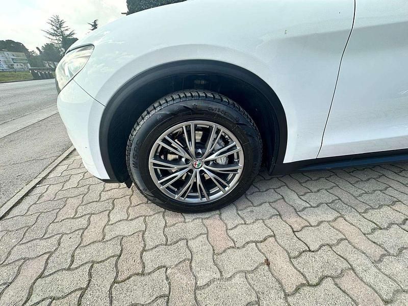 Second-hand Alfa Romeo Stelvio Executive 179 CP (131 kW) 2018 Alb SUV