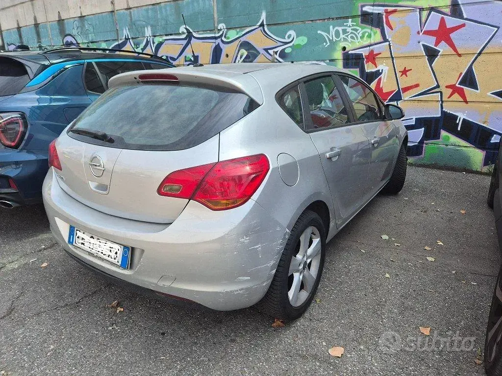 Usata Opel Astra 101 CV (74 kW) 2010 Grigio Berlina