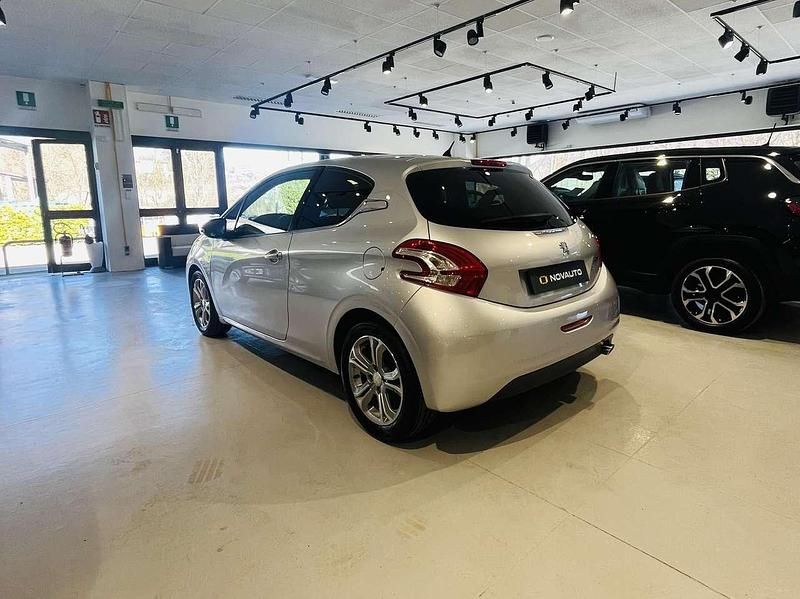 Usata Peugeot 208 Allure 82 CV (60 kW) 2013 Argento Utilitaria