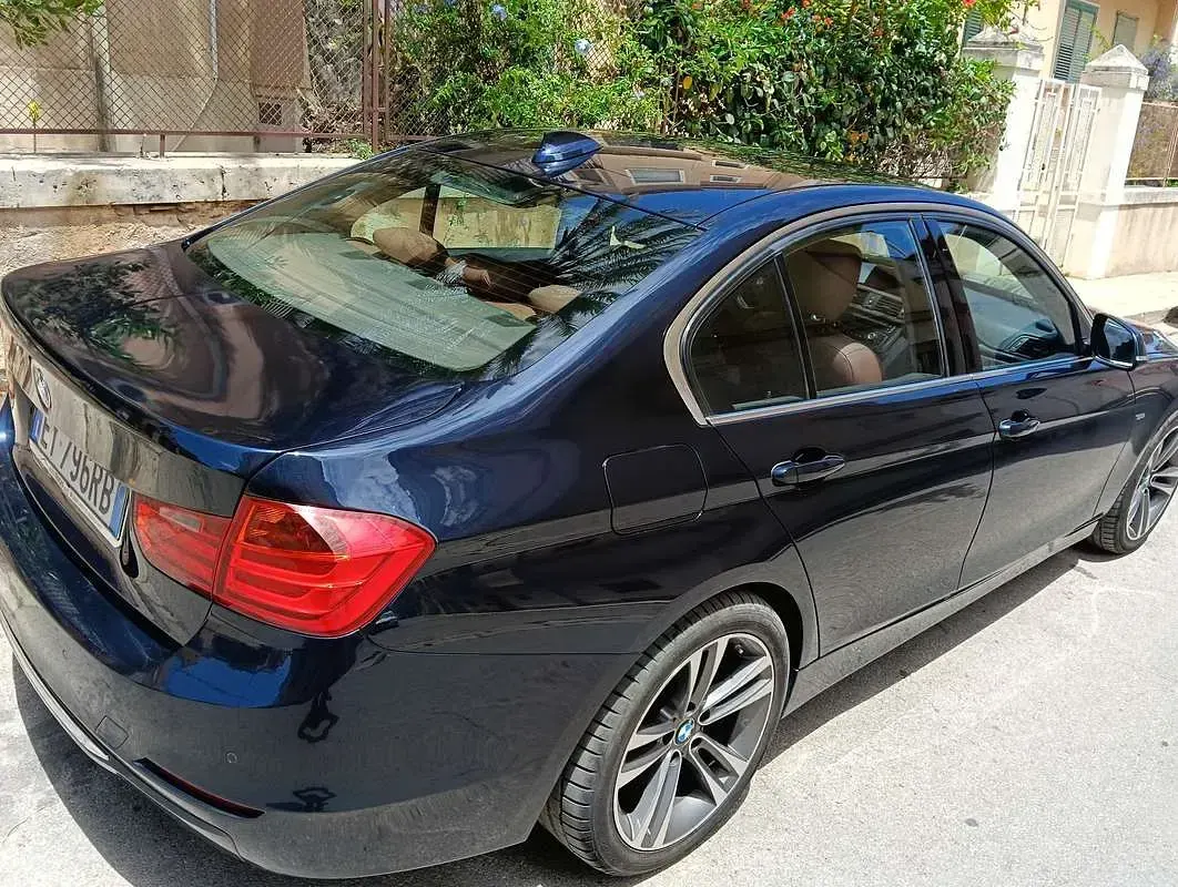 Usata BMW 318 Luxury Line 143 CV (105 kW) 2015 Blu/azzurro Berlina