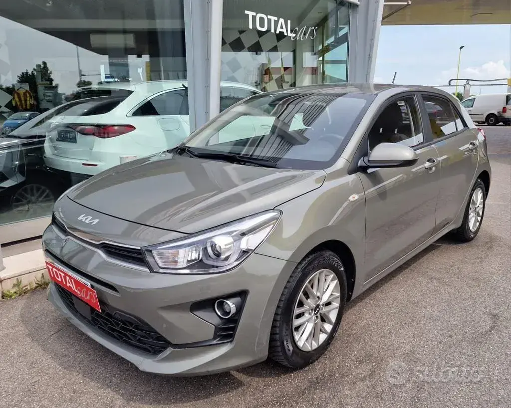 Usata Kia Rio Style 101 CV (74 kW) 2022 Grigio metallizzato Berlina