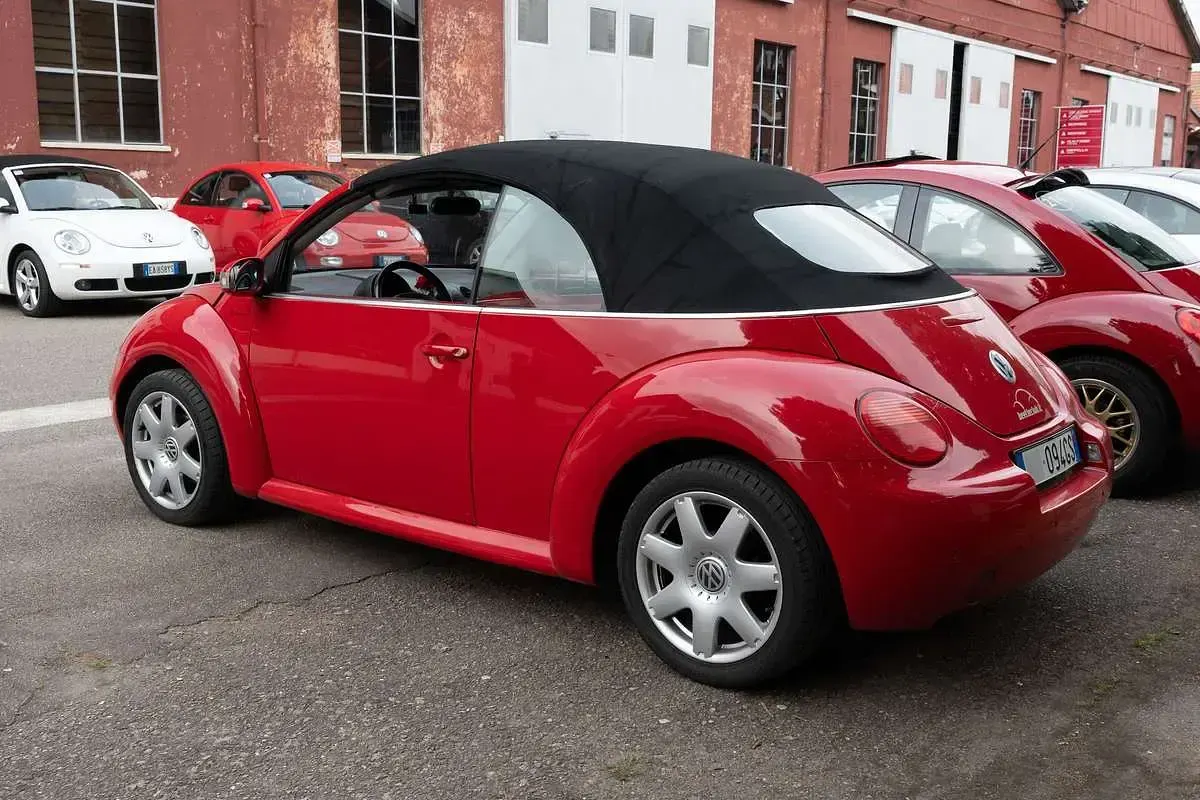 Usata VW New Beetle 101 CV (74 kW) 2005 Rosso Utilitaria