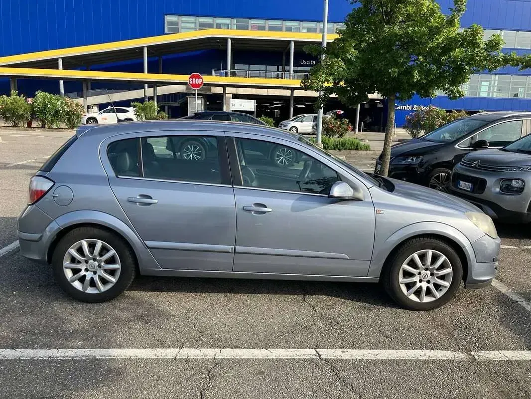 Usata Opel Astra Cosmo 105 CV (77 kW) 2005 Grigio Berlina