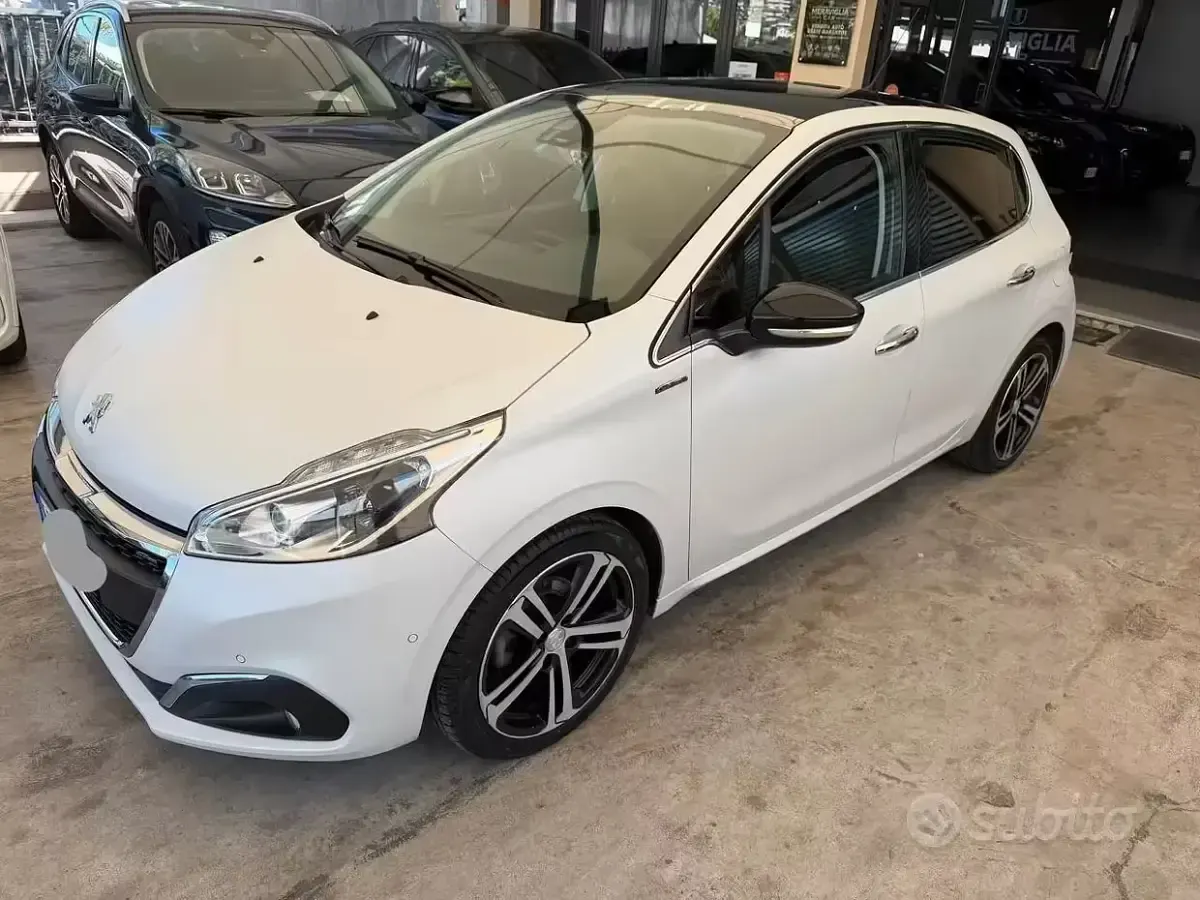 Usata Peugeot 208 GT-line 100 CV (73 kW) 2016 Bianco Utilitaria