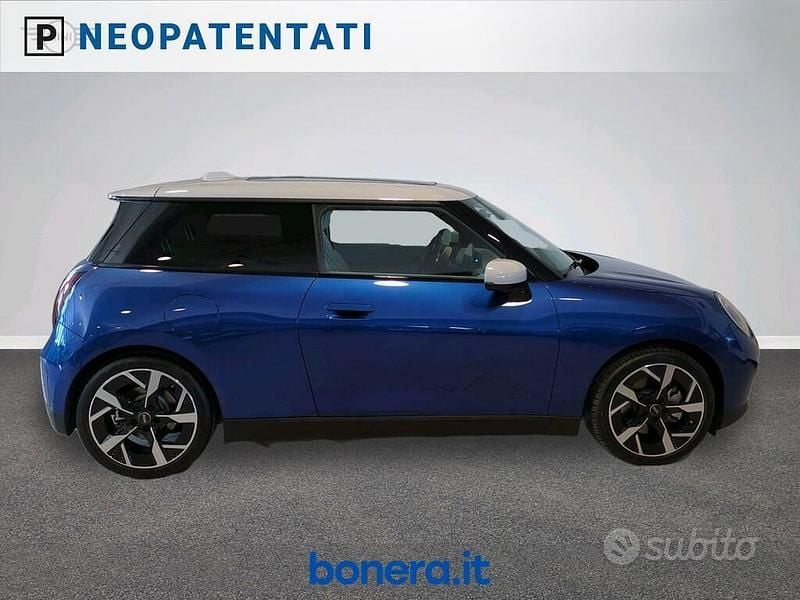 Usata Mini Cooper Favoured 135 kW (184 CV) 2024 Blu/azzurro Utilitaria