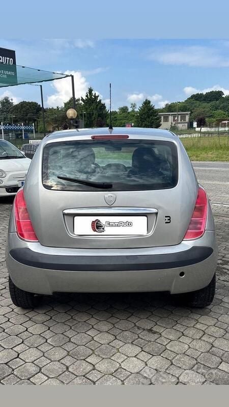 Usata Lancia Ypsilon 69 CV (50 kW) 2006 Argento Utilitaria