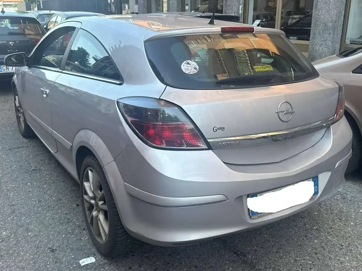 Usata Opel Astra GTC Cosmo 120 CV (88 kW) 2007 Argento Berlina