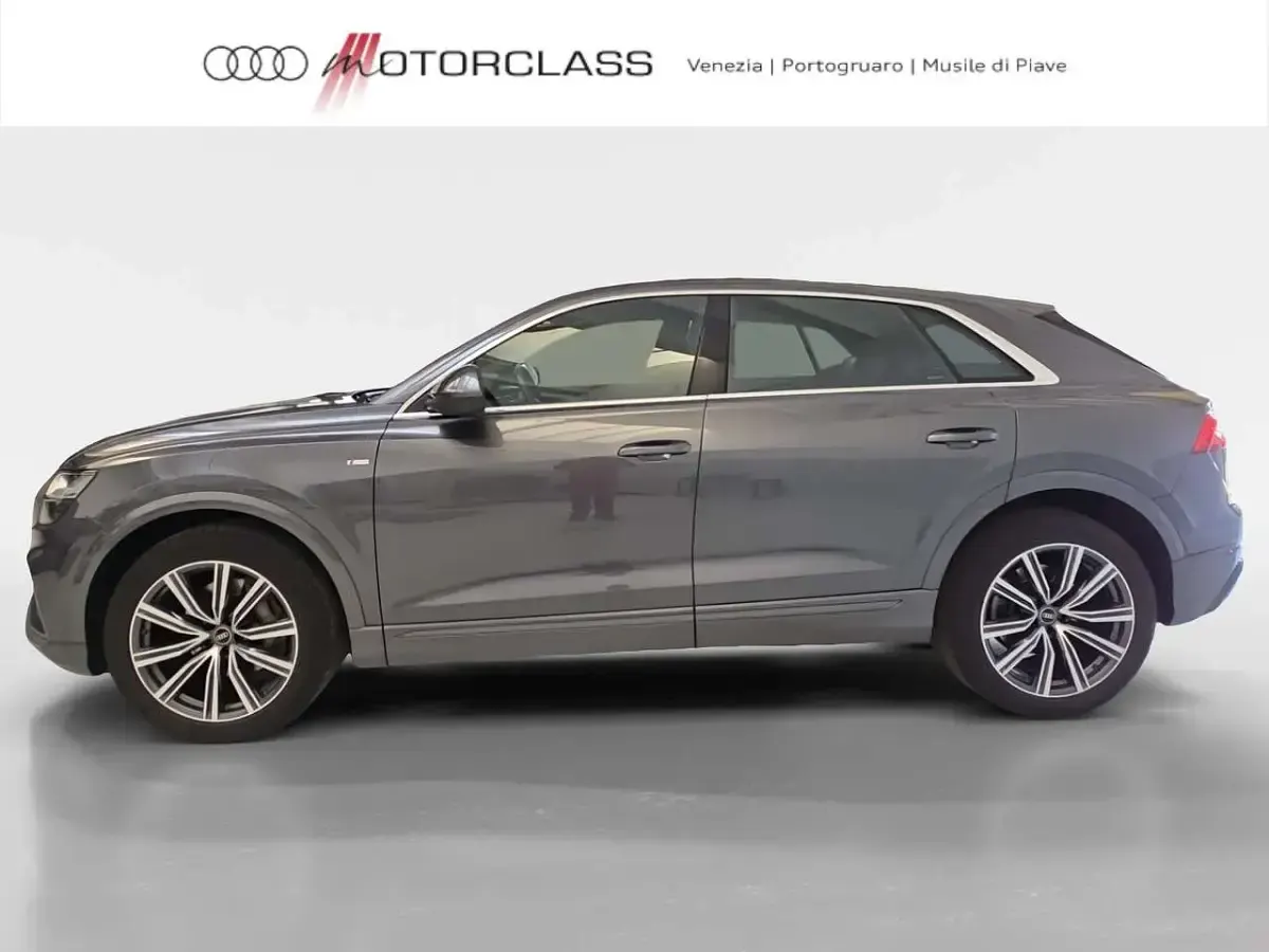 Usata Audi Q8 Sport 286 CV (210 kW) 2023 Grigio daytona perlato SUV