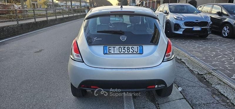 Usata Lancia Ypsilon 69 CV (50 kW) 2014 Argento Utilitaria