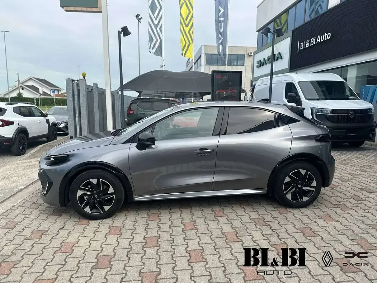 Usata Renault Clio V Techno 109 CV (80 kW) 2025 Grigio scisto Berlina