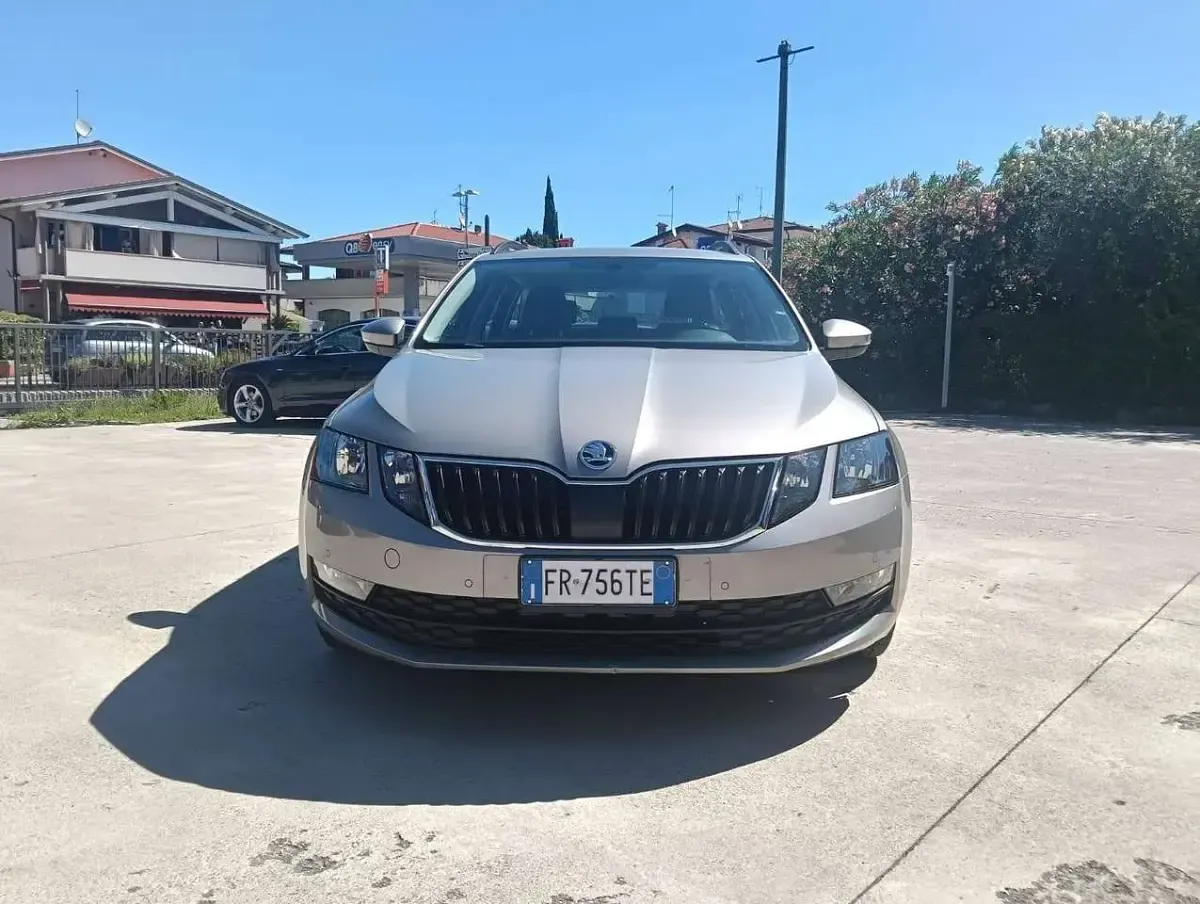 Usata Skoda Octavia Style 116 CV (85 kW) 2018 Champagne met. Station wagon