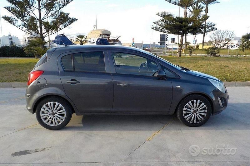 Usata Opel Corsa 75 CV (55 kW) 2013 Grigio Berlina