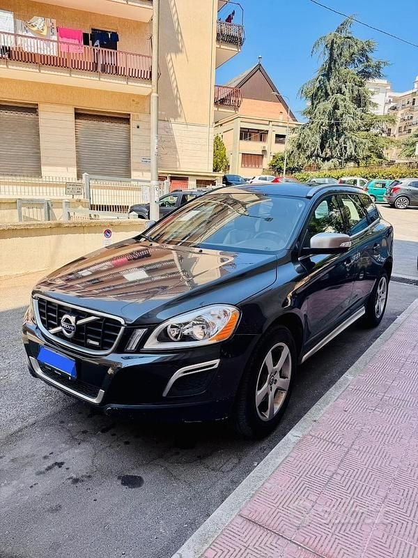 Grigio Usata 2013 Volvo XC60 R-Design SUV | 11.999 € (Buon prezzo) - Immagine 1/4