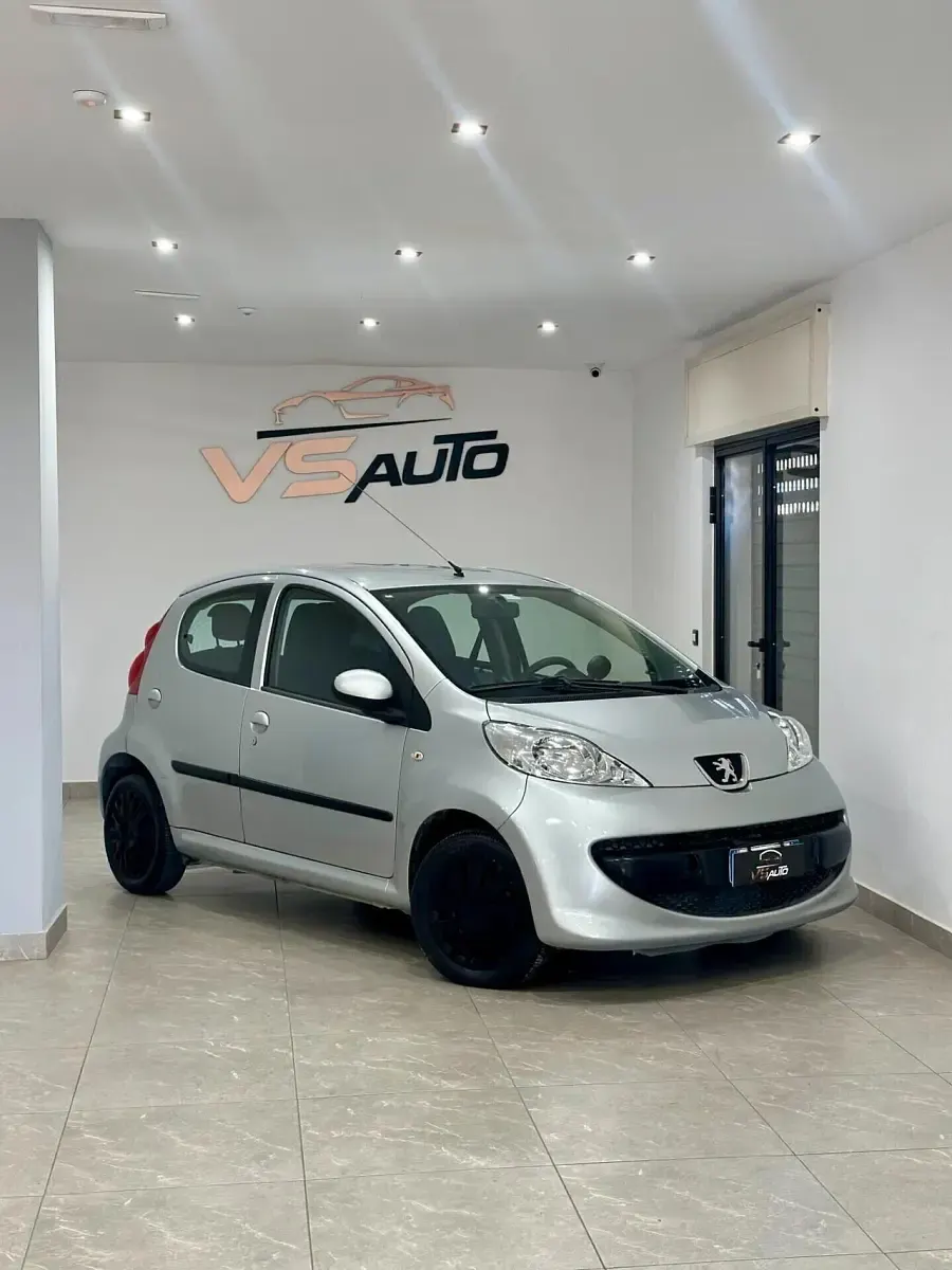 Usata Peugeot 107 67 CV (49 kW) 2005 Grigio Utilitaria