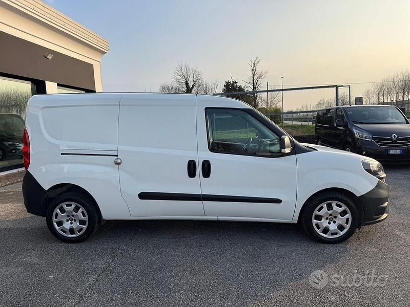 Usata Fiat Doblò S 105 CV (77 kW) 2022 Bianco Monovolume