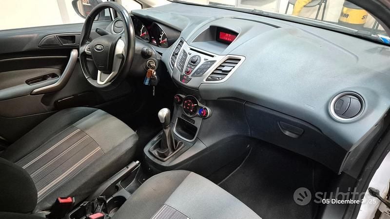 Usata Ford Fiesta 92 CV (67 kW) 2010 Bianco Berlina