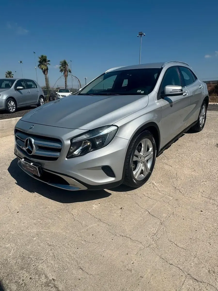 Usata Mercedes GLA200 136 CV (100 kW) 2016 Argento SUV