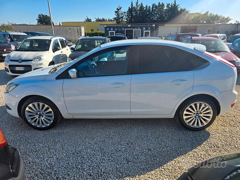 Usata Ford Focus 110 CV (80 kW) 2009 Bianco Berlina