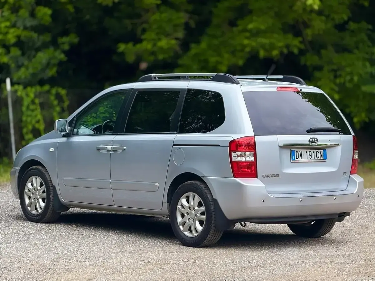 Usata Kia Carnival 185 CV (136 kW) 2009 Grigio Monovolume