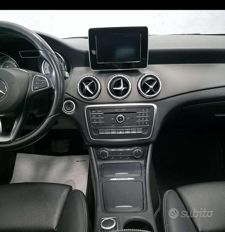 Usata Mercedes GLA200 136 CV (100 kW) 2016 Grigio SUV