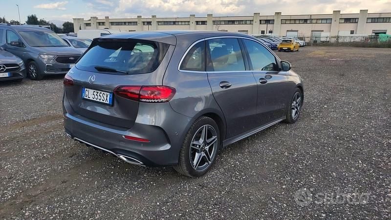 Usata Mercedes B180 Premium 116 CV (85 kW) 2022 Grigio Monovolume