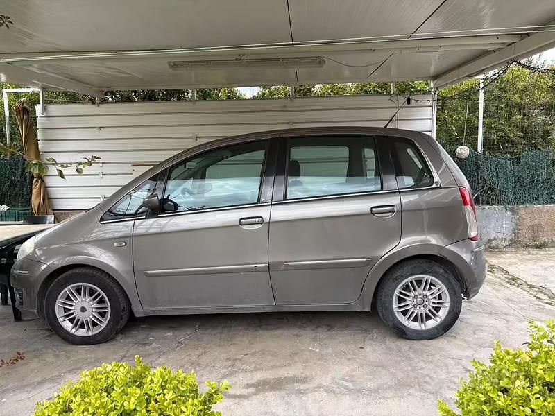 Begagnad Lancia Musa 90 HK (66 kW) 2009 Grå Minibuss