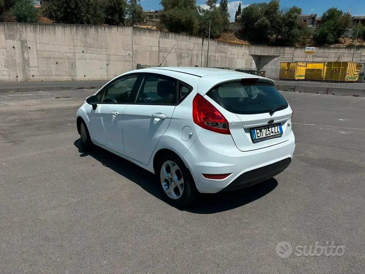 Usata Ford Fiesta 97 CV (71 kW) 2012 Berlina