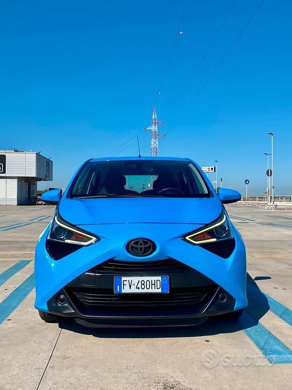 Usata Toyota Aygo 72 CV (52 kW) 2019 Blu Utilitaria