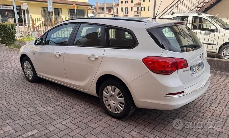 Usata Opel Astra 110 CV (80 kW) 2013 Bianco Station wagon