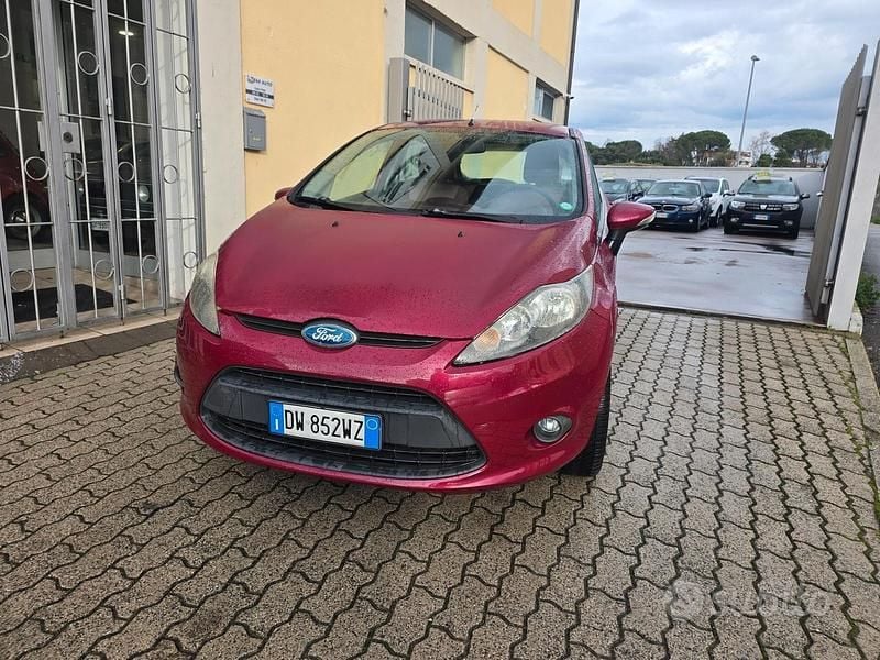 Rosso Usata 2009 Ford Fiesta Tre volumi | 2800 € (Buon prezzo) - Immagine 1/4