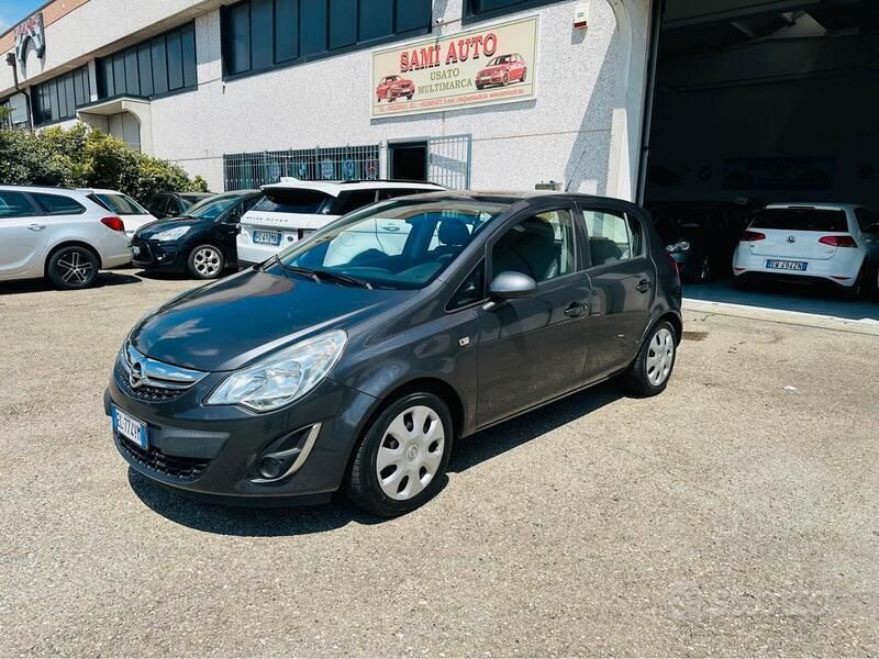 Grigio Usata 2012 Opel Corsa Tre volumi | 5000 € (Buon prezzo) - Immagine 1/4
