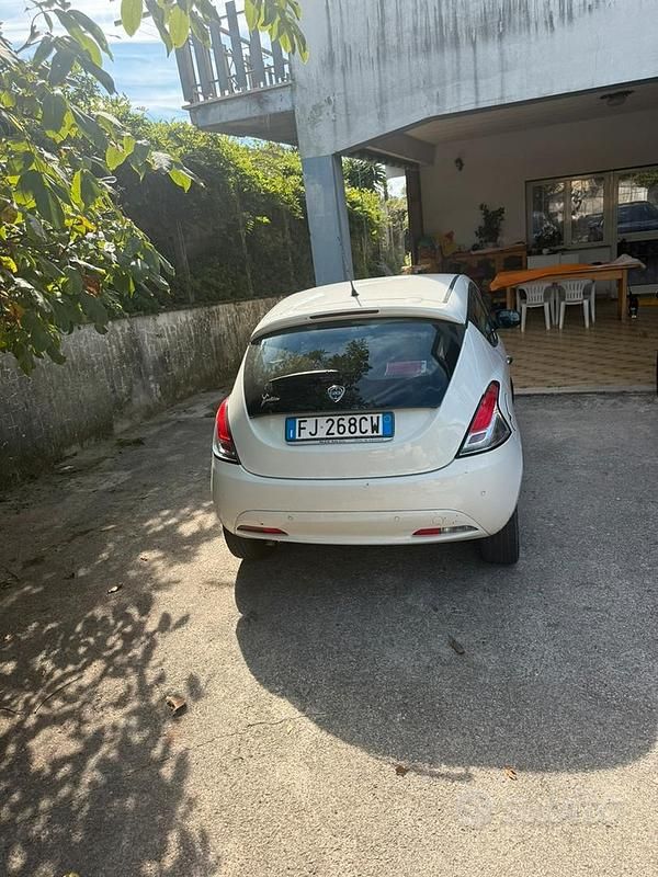 Usata Lancia Ypsilon Gold 69 CV (50 kW) 2017 Bianco Utilitaria