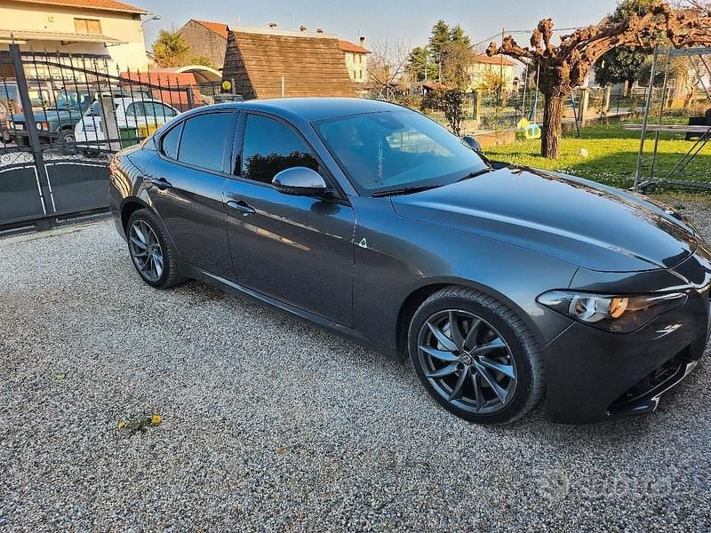 Usata Alfa Romeo Giulia 180 CV (132 kW) 2018 Grigio Berlina